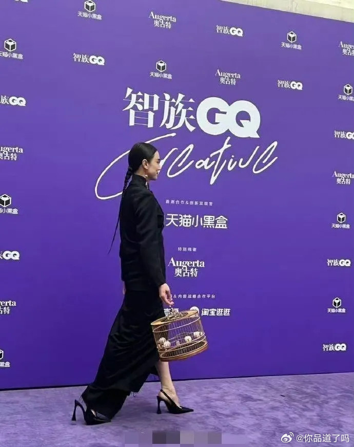 最近某音上的风气有点怪啊！宋佳因为一套造型，被有些网友说成是“……余孽”，遭抵制