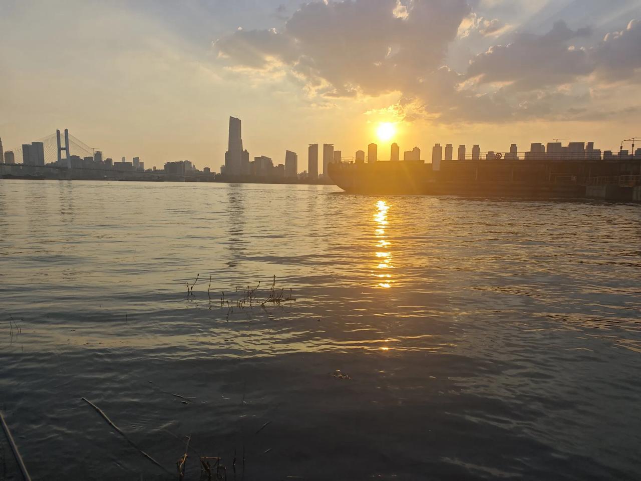 在当下就业环境严峻的大背景下，京东养活90万个家庭，这真不是一般企业能做到的。每