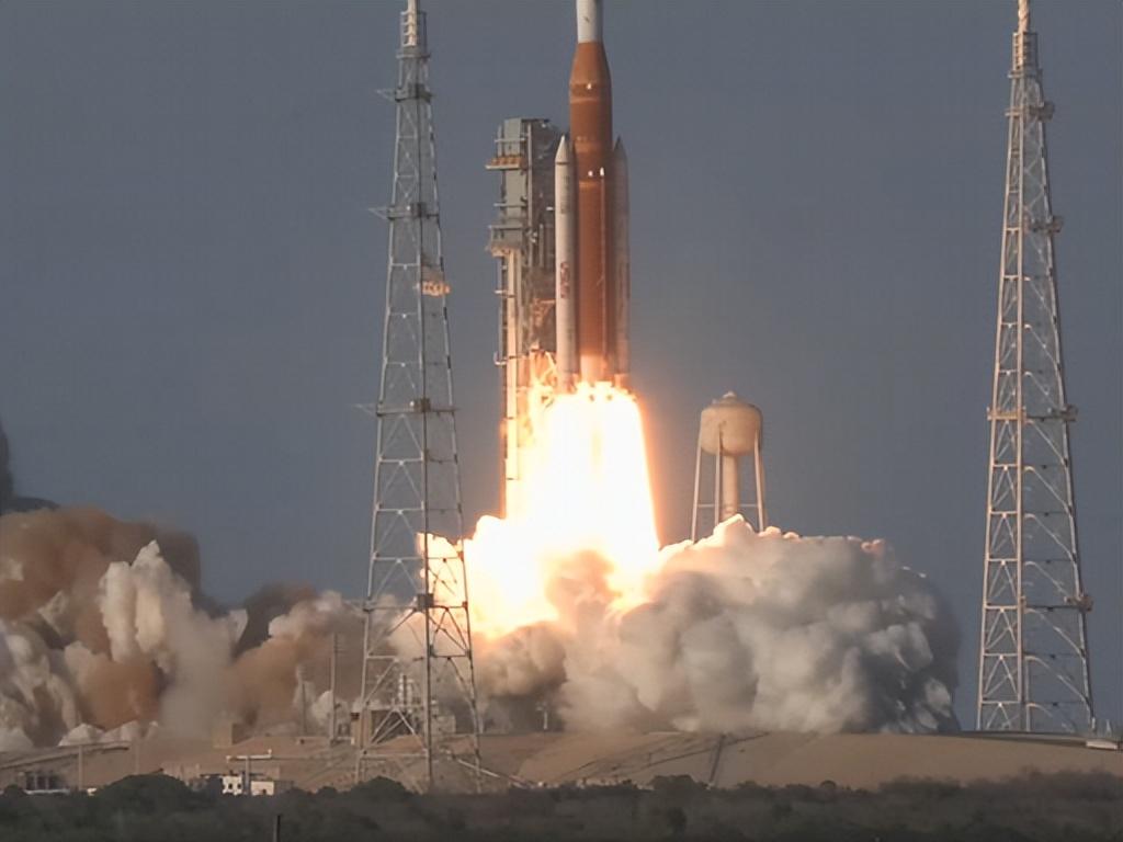 就在刚刚！时隔半个多世纪，人类载人奔月的画面，真的再次上演了。NASA的