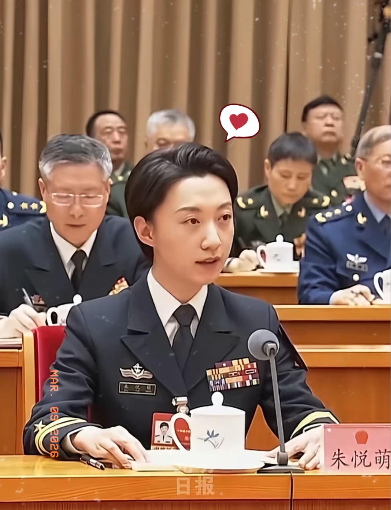 怎么会有这么帅的女军官！全国人大代表朱悦萌，今年35岁，海军中校，毕业于海军