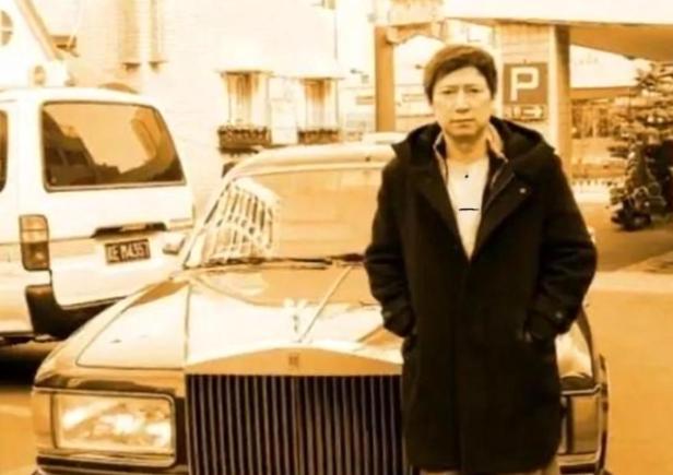 1989年，40岁的李春平娶了78岁的好莱坞女星，新婚当晚，妻子主动让他亲近自己