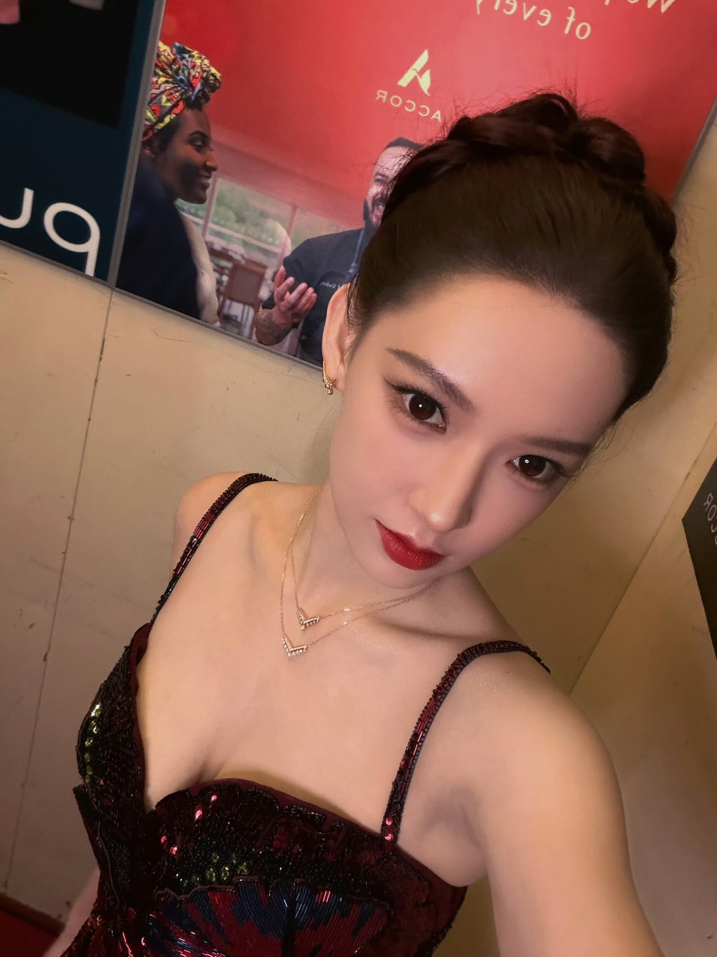 程潇爆闪酒红吊带裙程潇美得简直易如反掌🤲🏻爆闪酒红吊带裙明艳大气，感觉整个人