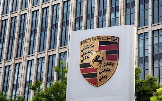 保时捷只剩嘴硬？销量差或停售电车，讽雷军“低价不配相提并论”日前，知嘹汽车在20