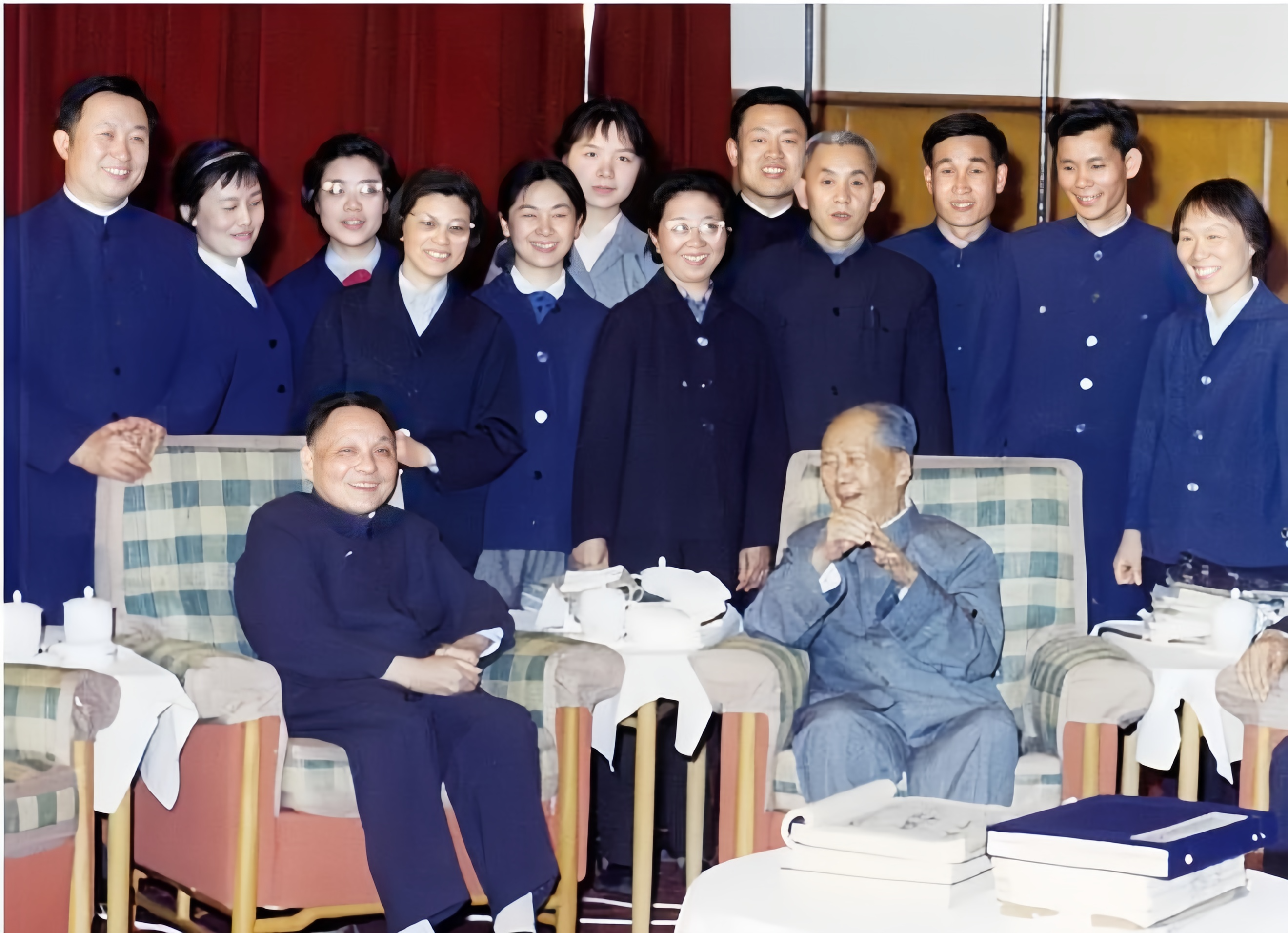 这是1974年第二次复出工作之后的邓小平，和毛主席在一起的合影。毛主席和邓小平愉