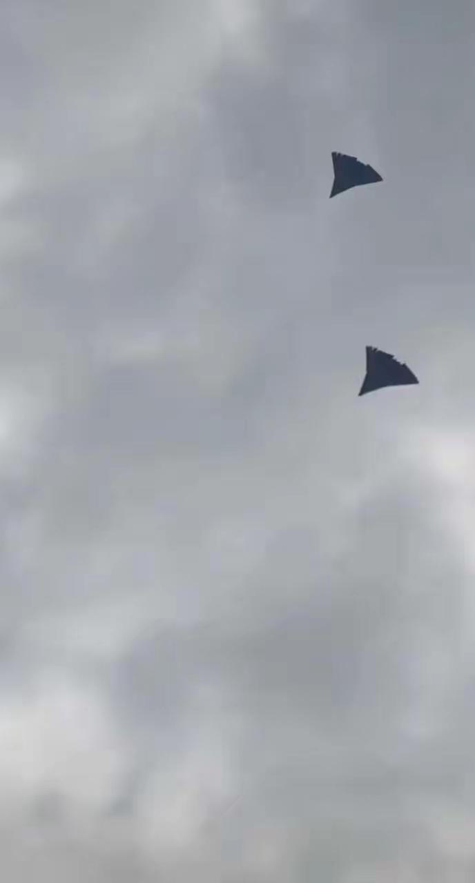 快乐从来要双份的[呲牙笑]看这进度，两型六代机明年就能定型了。