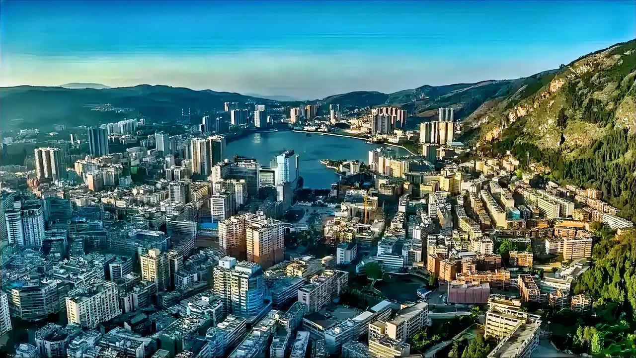 我曾到贵州、云南、福建、湖南、黑龙江等地避暑，相比之下，贵州六盘水更为出色。这里