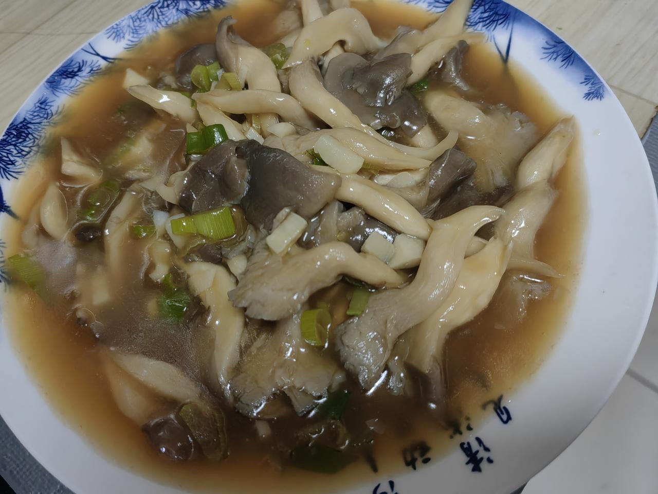 父女俩的午餐，平菇和西芹木耳。另外女儿烤了鸡翅，我蒸了两根腊肠。光盘。女儿说不