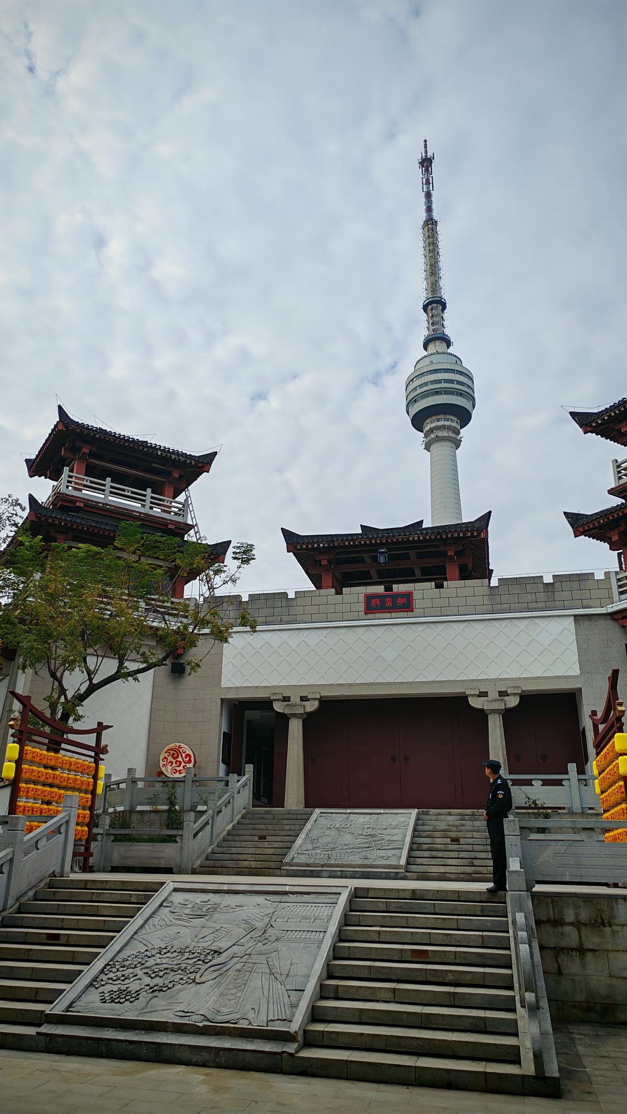 武汉这两座地标隔空对望，藏着半部江城史在武汉的天际线里，有两座建筑隔着长江