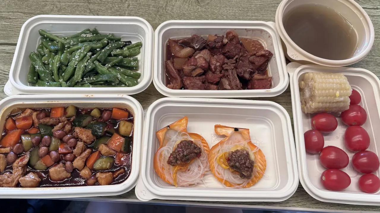 周星驰剧组不给钱也愿意去呀一餐的标准是80块钱，就这福利全组统一餐食标准，不