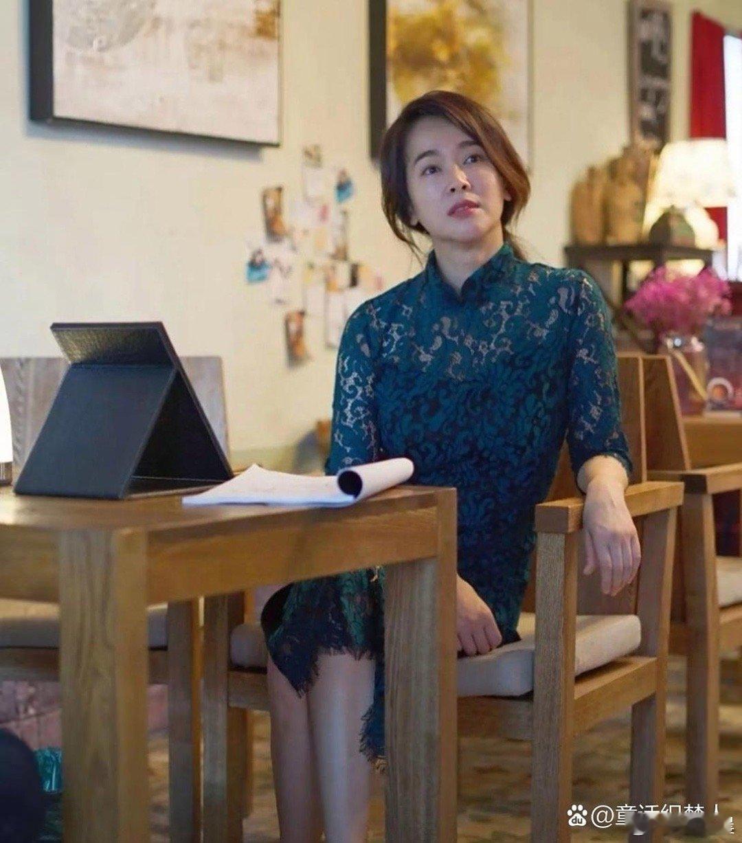 左小青状态彻底回归，温柔大气依旧如初，美得从容又有韵味～