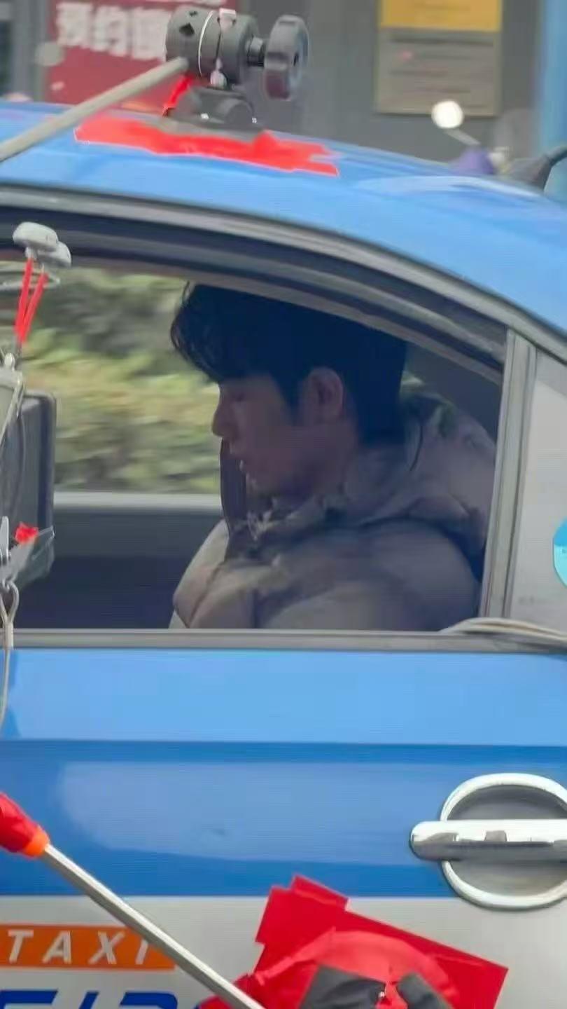 肖战上了合肥日报！合肥日报是这样介绍的：“肖战的确来合肥了，干净路口、不算拥挤