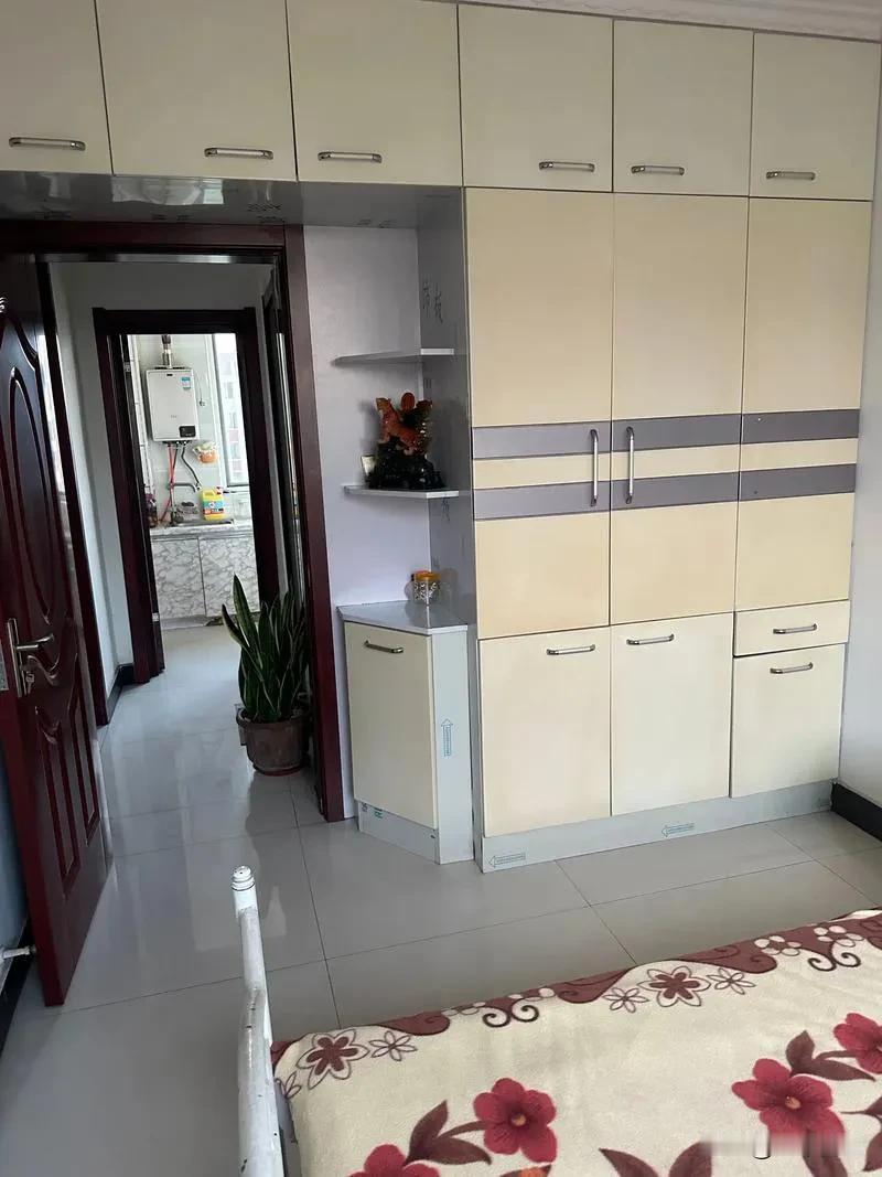 劝各位手握房产想变现的朋友一句：别再死盯着房价跌了多少，真正该慌的，是房子的流动