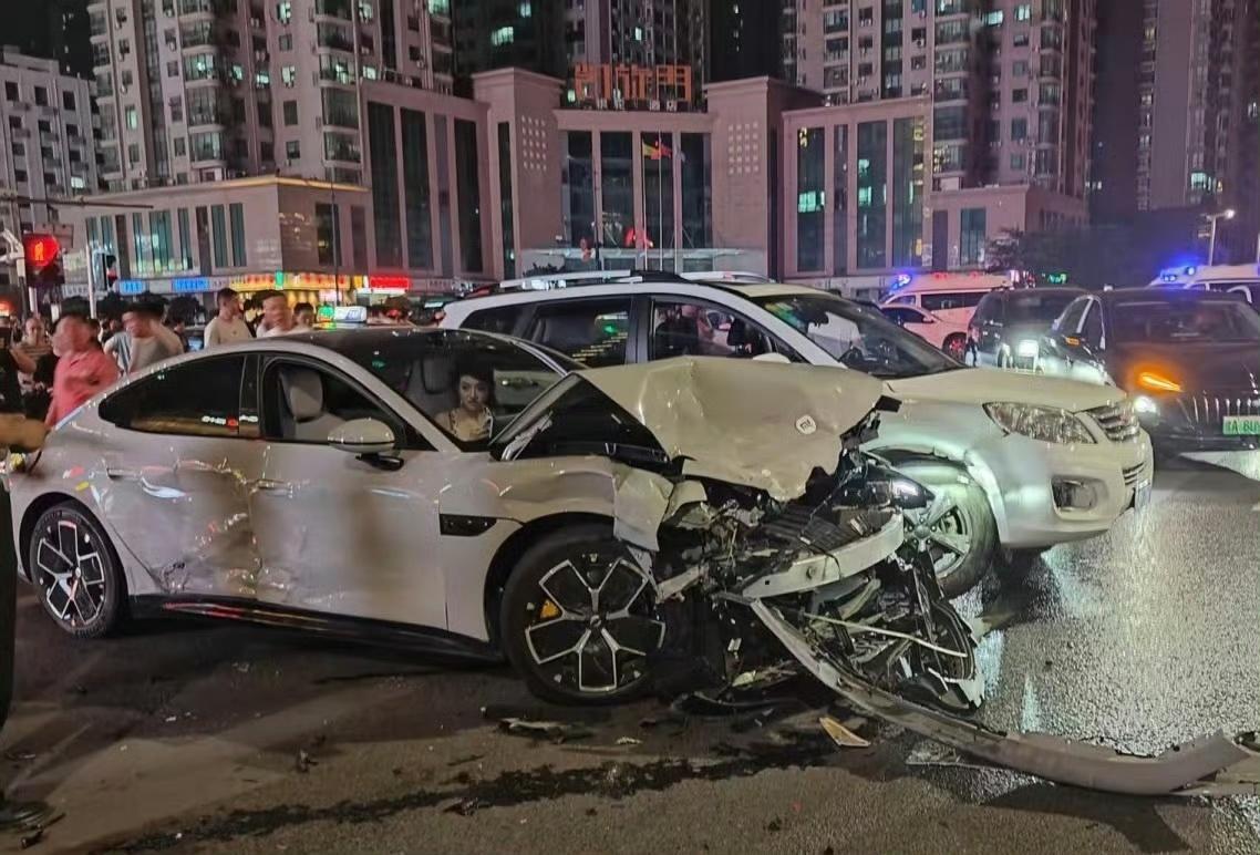 别说，米车的美女车主确实挺多的！大概率都是买的人生中第一辆车，撞成这样了下车后还
