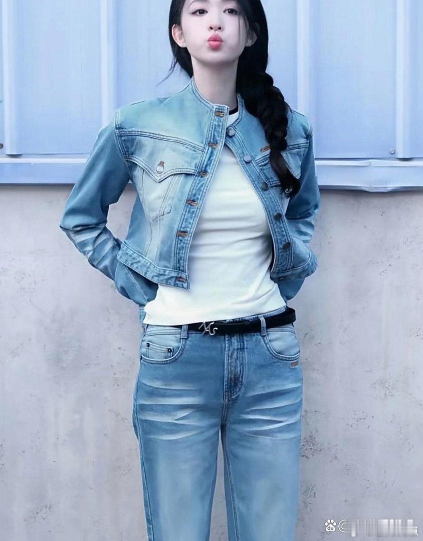 王楚然一身牛仔服造型酷飒有型，氛围感直接拉满，又美又飒太惊艳！