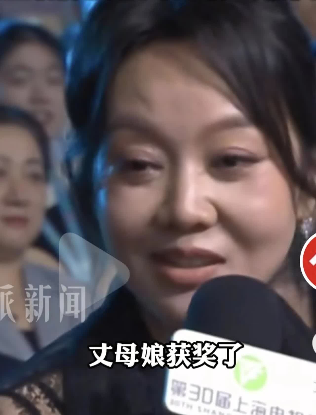 闫妮是演艺圈一个独一无二的存在。上海白玉兰奖颁奖晚会上，她状态微熏，自我
