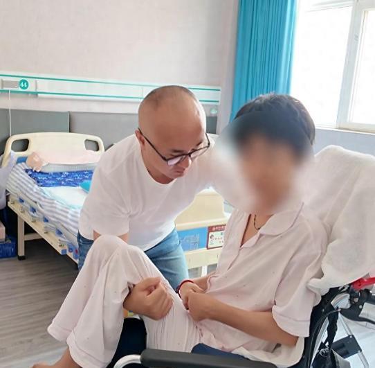 浙江永康，一女子遭到19岁歹徒入室抢劫，为了保护13岁女儿，女子遭受了歹徒的残忍
