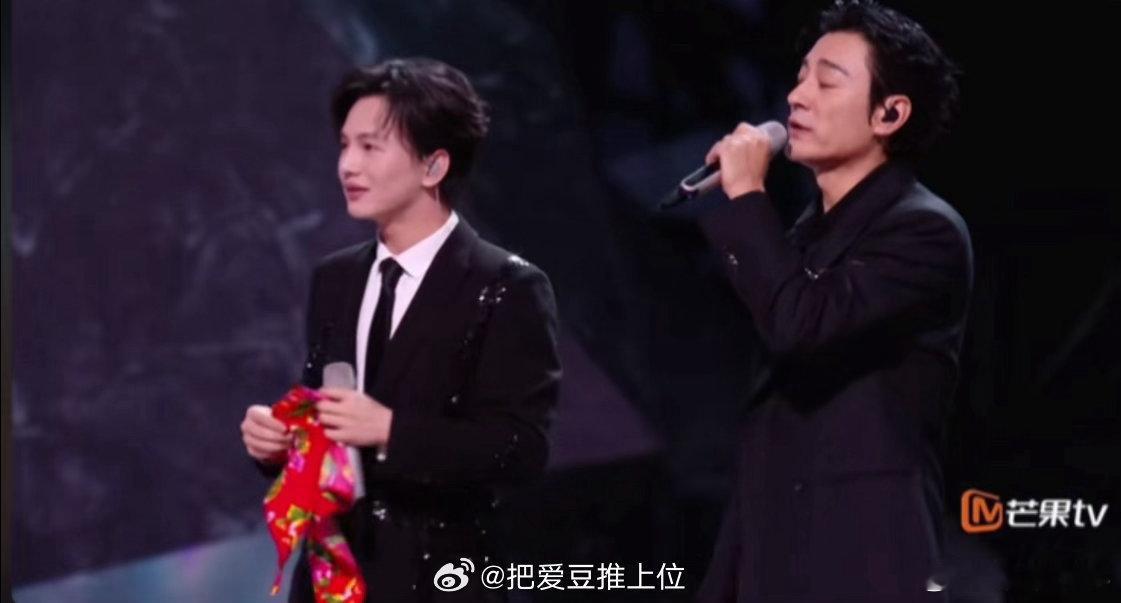 李光洁跟朱丹说让周一围来披哥踢馆李光洁喊话朱丹说让周一围来踢馆谁能想到直播现场还