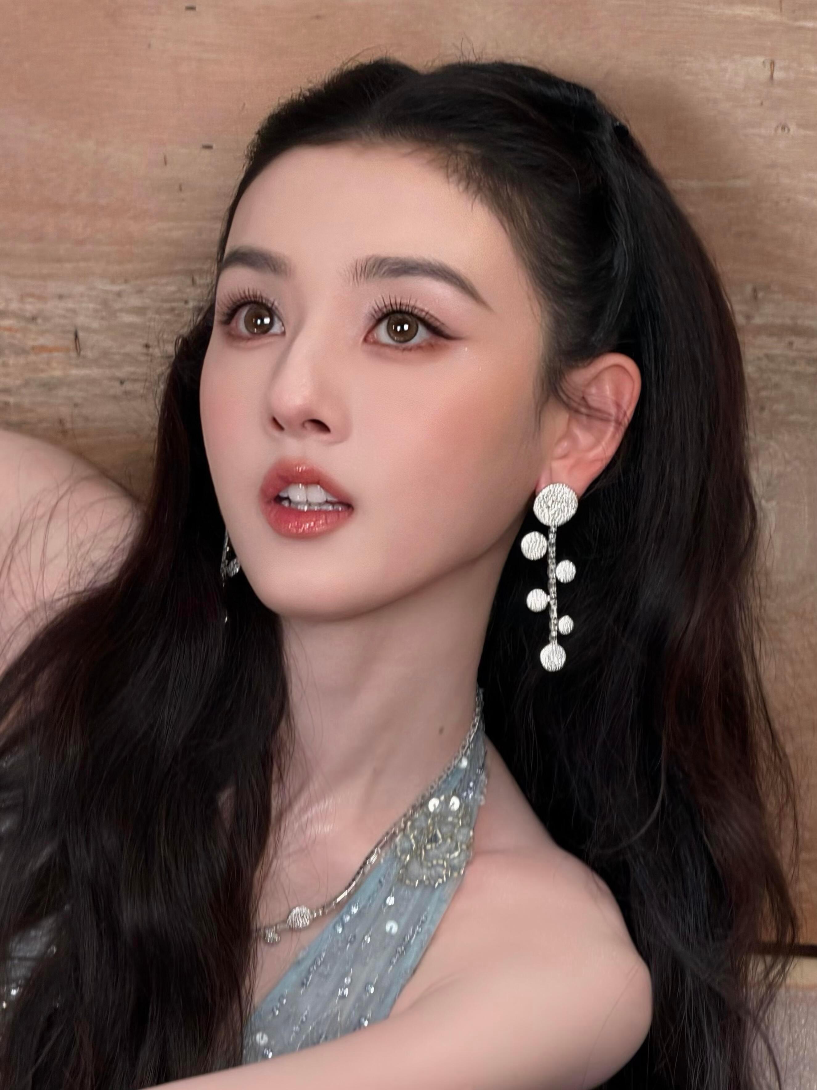 我好不容易夸了次宋祖儿的眼影结果是华师拥有了美丽妆容和N宫格大美照