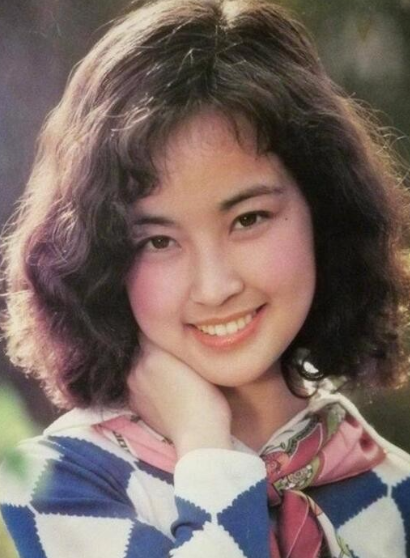 年轻时候的刘晓庆谈不上是国色天香的那种美，不过那时的她是自然美，标准的瓜子脸，蓬