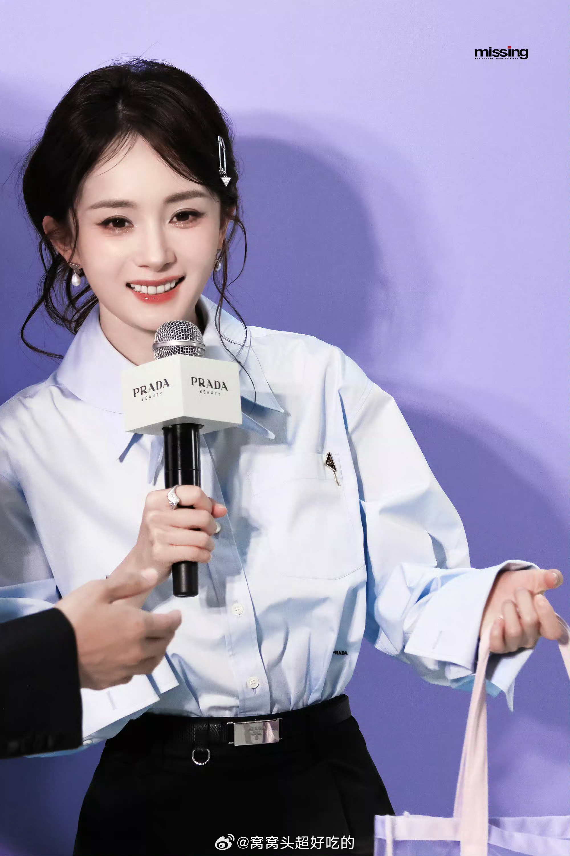 杨幂Prada活动路透，完全少女幂，超甜的。