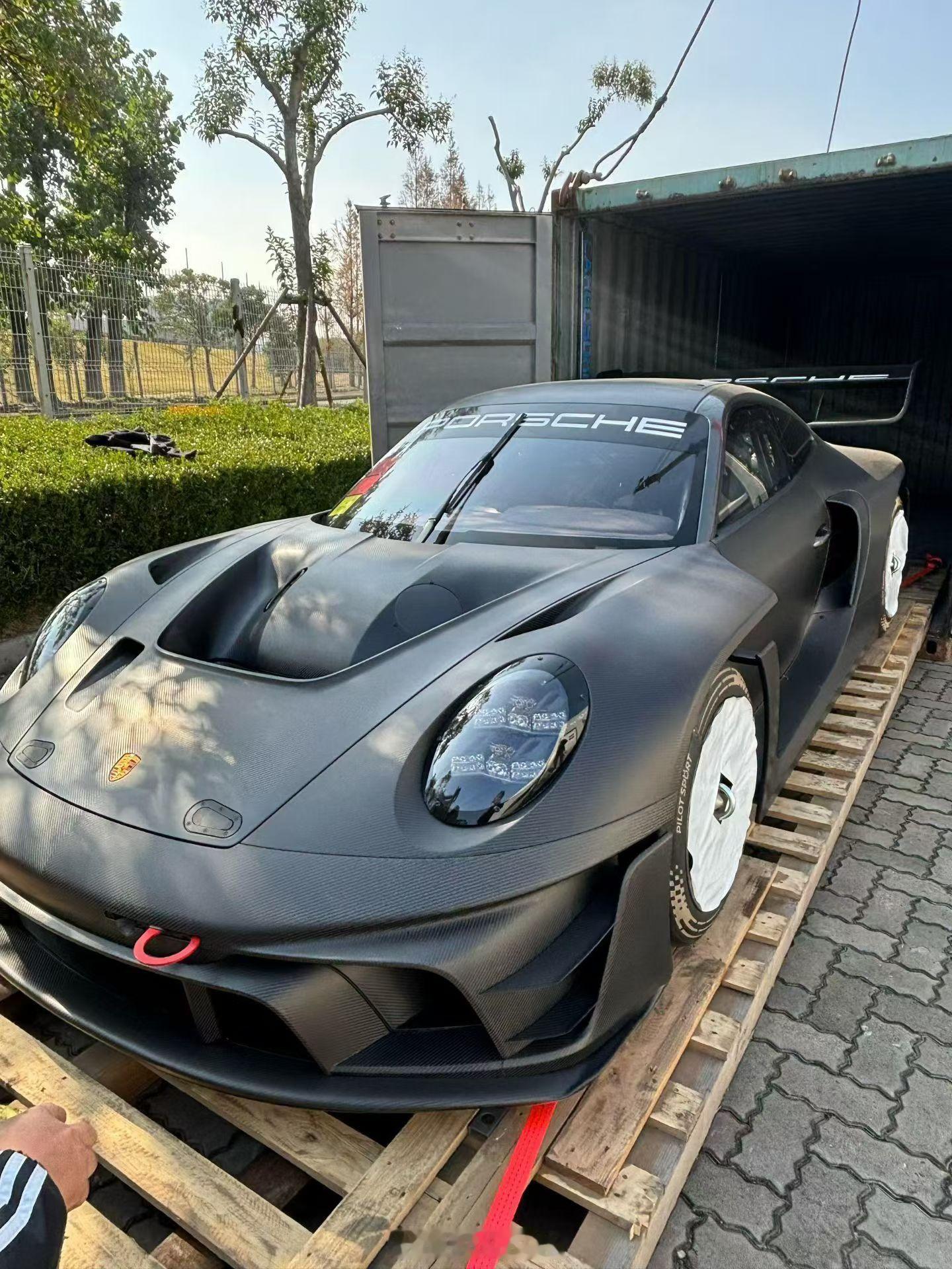 售价高达734.8万元的保时捷911，却没有空调保时捷911GT3Rrenn