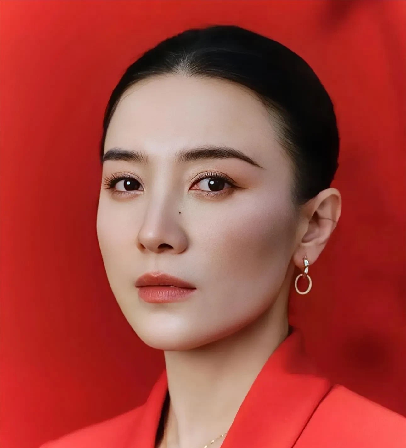 有些女孩子天生就是当大女主的命！你就说女演员宋佳吧，她1980年出生，是家中
