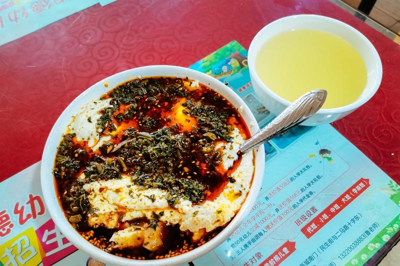 豆腐当然能和白菜一起吃，而且堪称绝佳搭配！豆腐高蛋白、低脂肪，还富含钙质，对骨骼