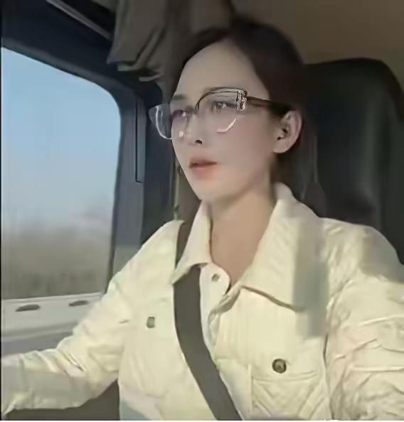 36岁的“半挂西施”王迪，是大家熟悉的网红卡车司机，却在新疆送货的路上因为一场意