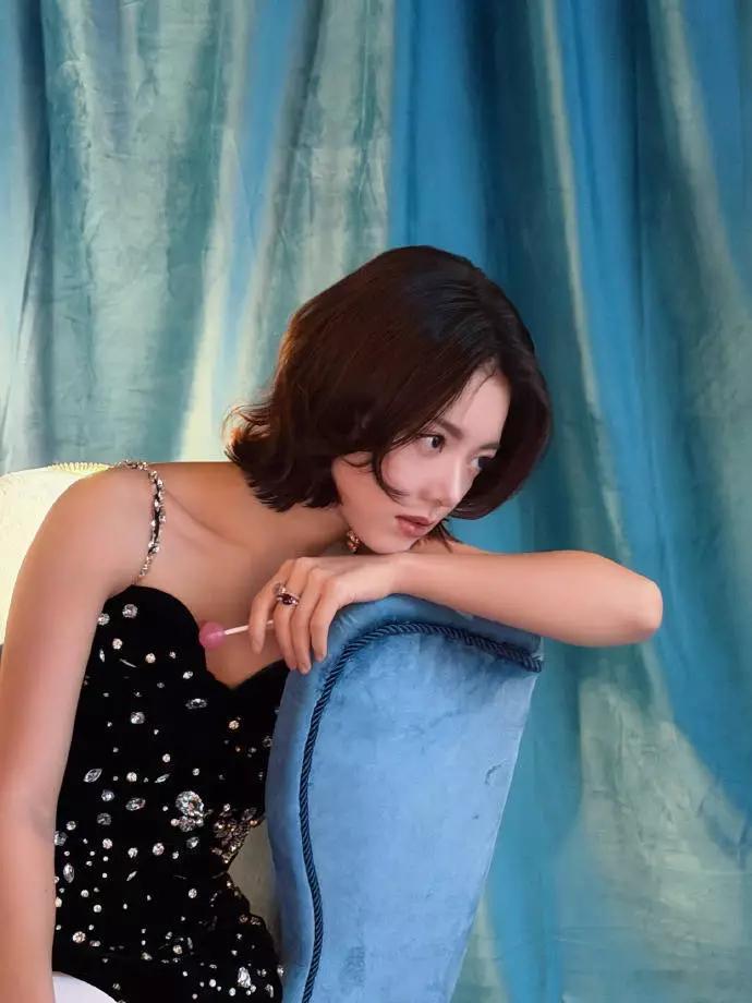 青青娱乐赵今麦穿黑色吊带裙点缀钻石一头短发五官精致迷人