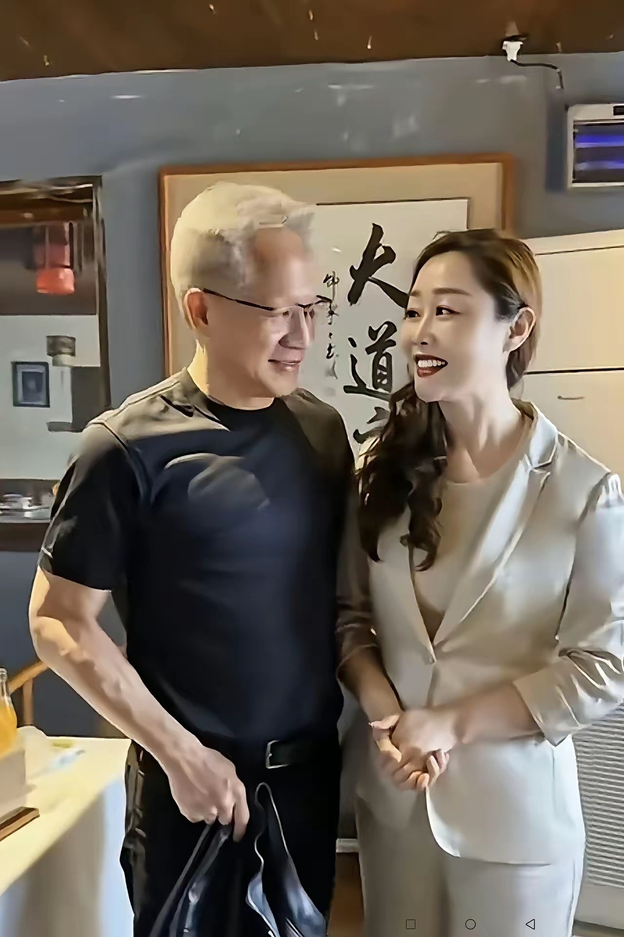 庆云楼的女老板真好看，和黄仁勋合照，显得落落大方，亭亭玉立，真美。这位女老板，看