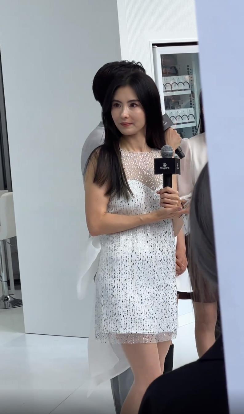 路人镜头里的张柏芝，颜值没有了惊艳感，五官虽精致但看起来有点怪，当然，40多岁能