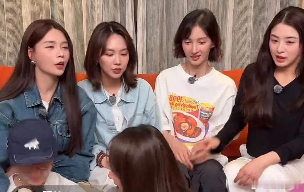 只能通过金晨的发型来认金晨了，，，​​​