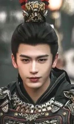 在张凌赫主演的古偶剧《逐玉》中，合作演员傅淼被其颜值所震撼。傅淼称张凌赫五官标准