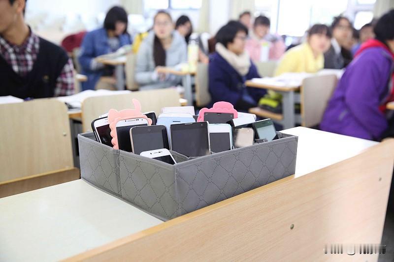 广州理工学院一纸通知，把大学课堂推上了风口浪尖。上课前手机统一放进收纳盒，不是建