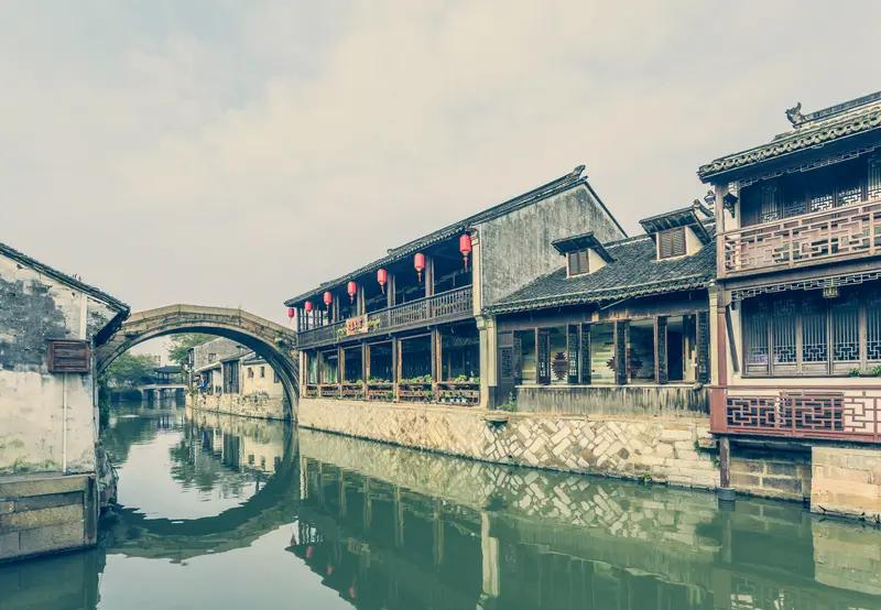 小桥流水的风景，总是让人流连忘返。之前去江南古镇游玩，就被那小桥流水的景致迷住了
