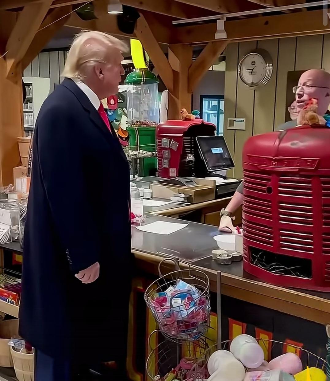 挺有意思。大嘴特朗普遇到了自己四五十年前的老同学。那叫一个热情，那叫一个认真，那