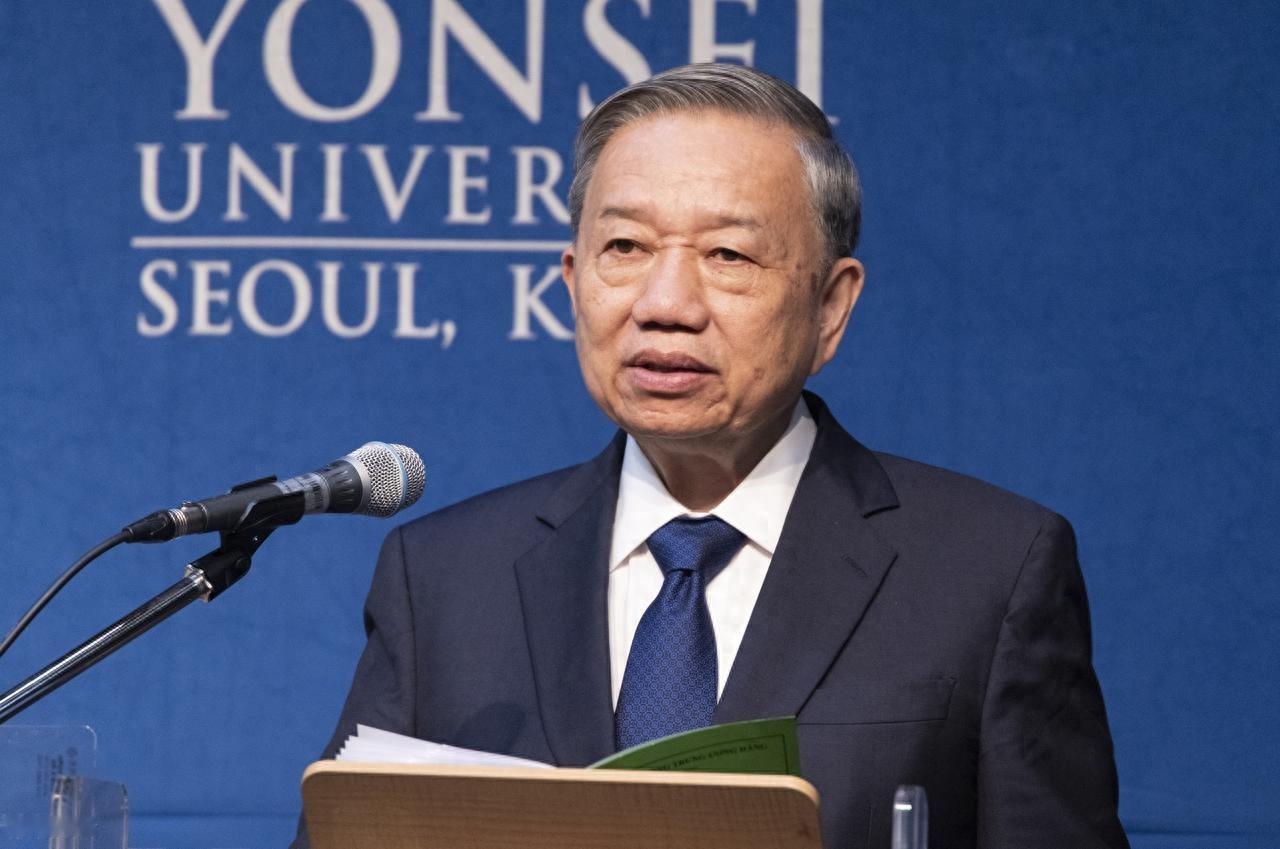 越南这几天开会，范明政那张脸黑得都能拧出水了，镜头扫过他，就没见个笑模样，为啥？