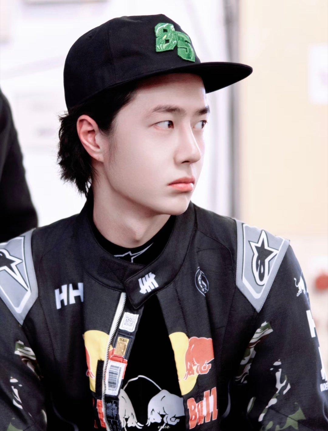 王一博人鱼有序推进上映没上映前看看赛车，看看盛世美颜王一博