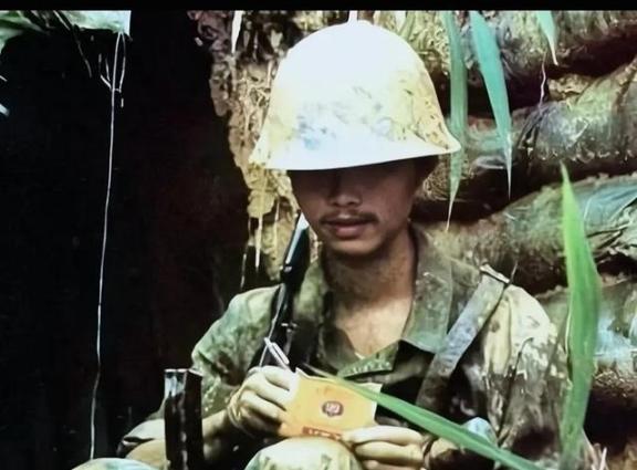 1983年老山前线，一封妻子的来信摧毁了排长坚守的意志，新婚妻子竟被村干部糟蹋，