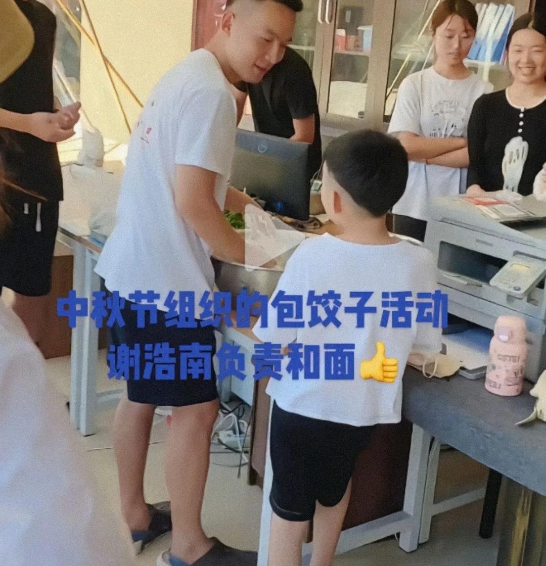 谢浩男买家的经济条件是个谜，你说有钱吧？孩子都没咋过过生日，也没去过几个地方，2