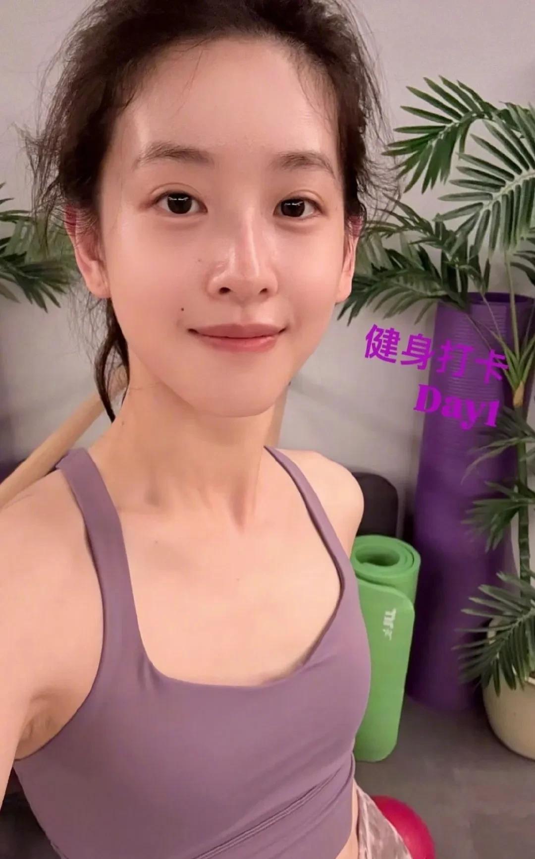 章泽天看来是躺平了！果然奋斗的尽头是摆烂！三十年河东三十年河西，当初的她还是奶