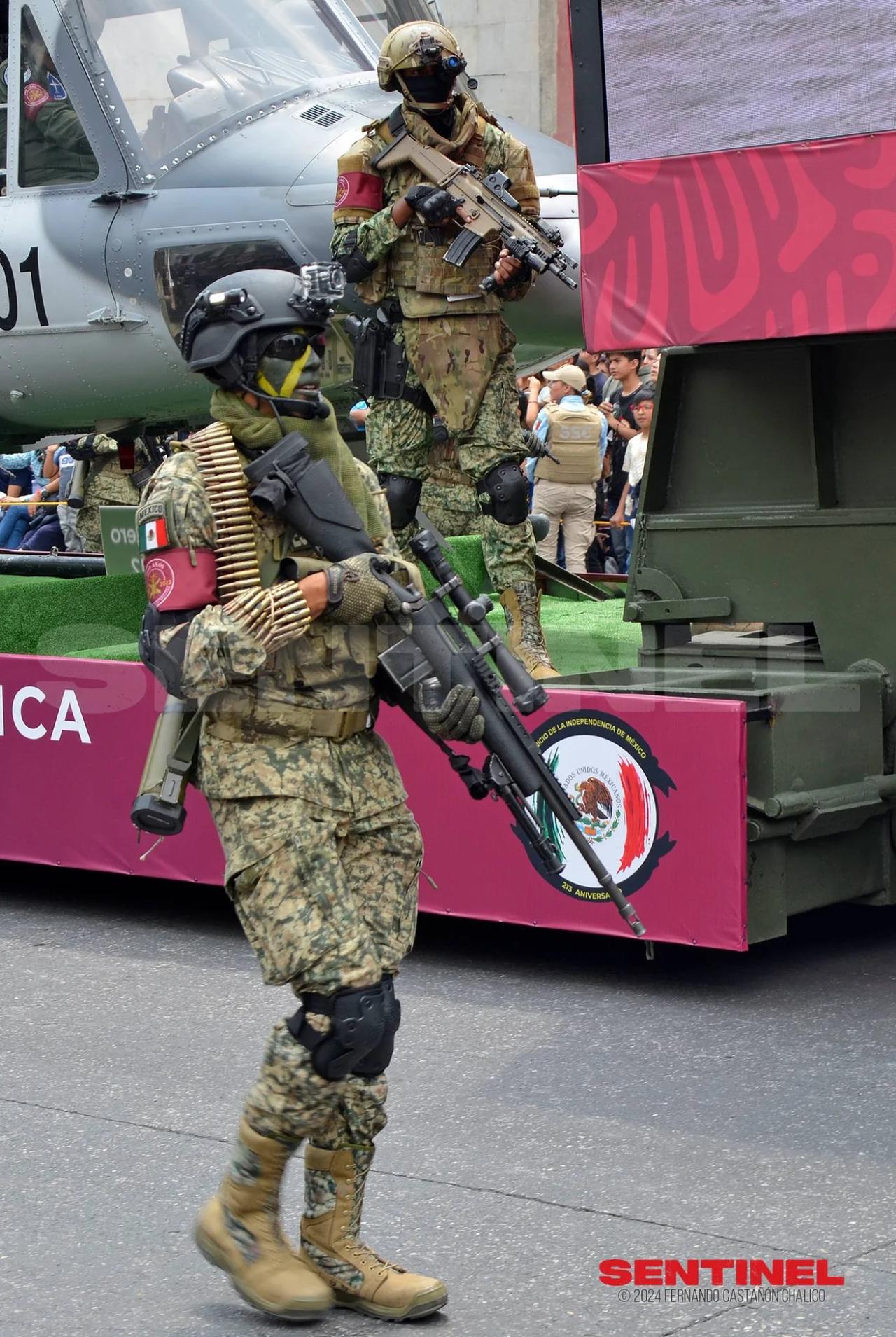 墨西哥海军步兵狙击手配备现代化M24SWS7.62毫米栓动狙击步枪。