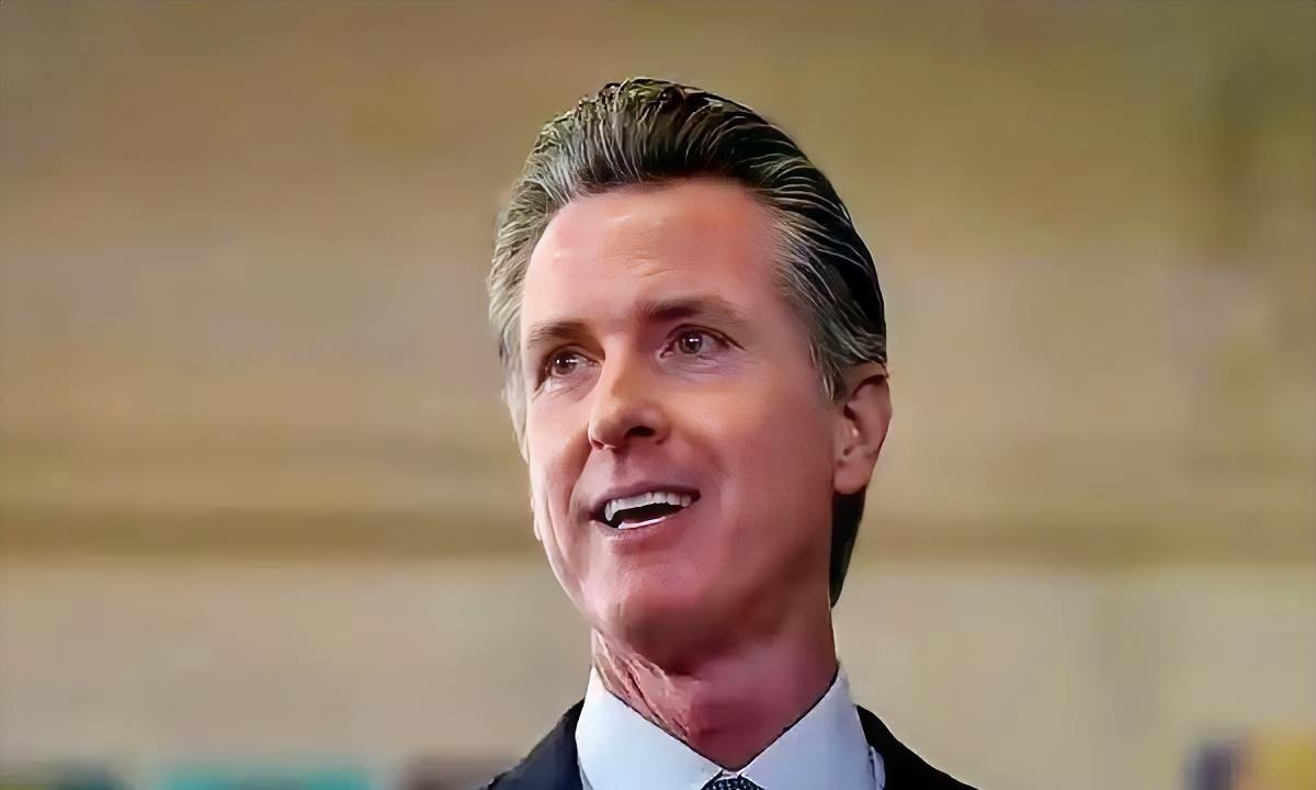 加州州长跑到北京,当着一堆美国记者的面,扔下一句话:“中国越成功,世界就越成功。