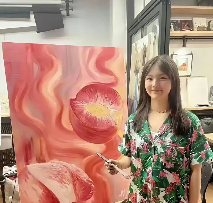 冯小刚女儿徐朵和李湘女儿王诗龄都有艺术基因，两种不同的画风差别好大