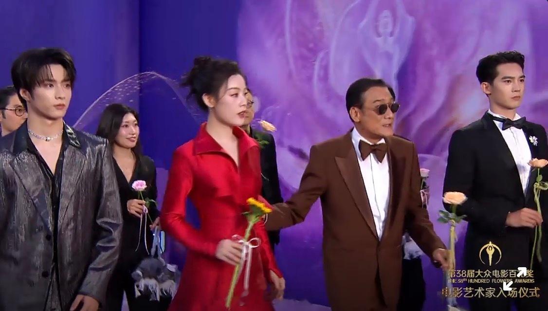 百花奖红毯「镖人」剧组来了好多人啊！共获得六个奖项的七个提名，不知今晚能获得几个