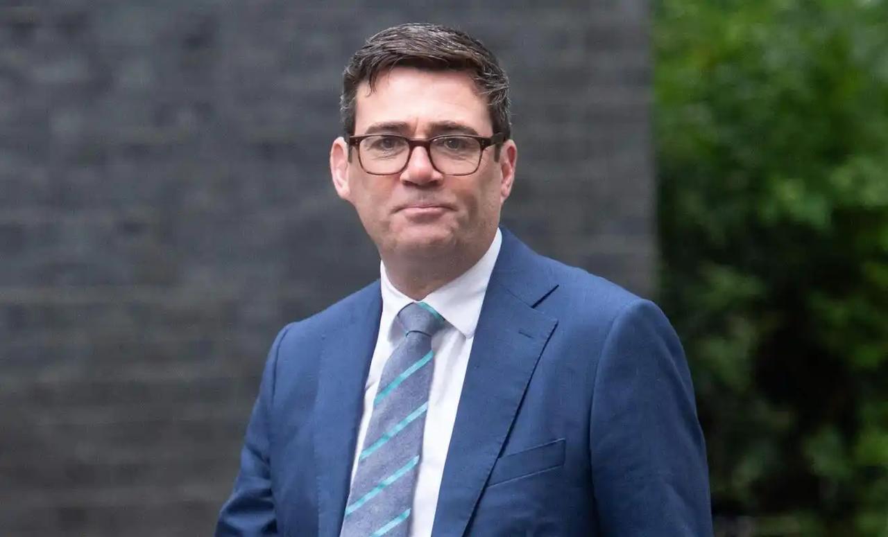 英国抢了中国企业的厂，结果新首相上台没几天，主动把电话打到北京。抢完东西，被迫