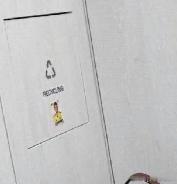 利物浦球员把迪亚斯的贴纸贴在了回收箱上😂利物浦