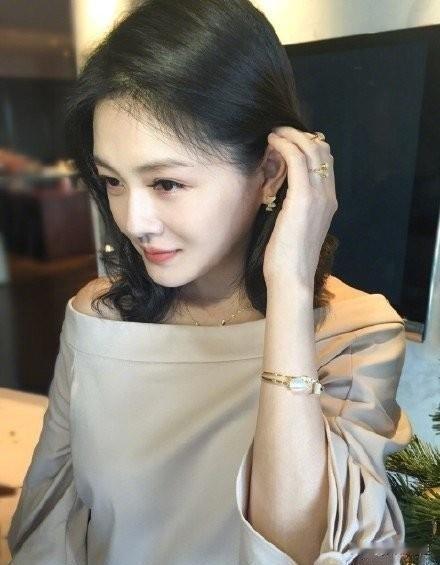 大S的朋友圈的备注居然是——死亡是必然的。吴佩慈怀念大S，没想到意外曝光了大S