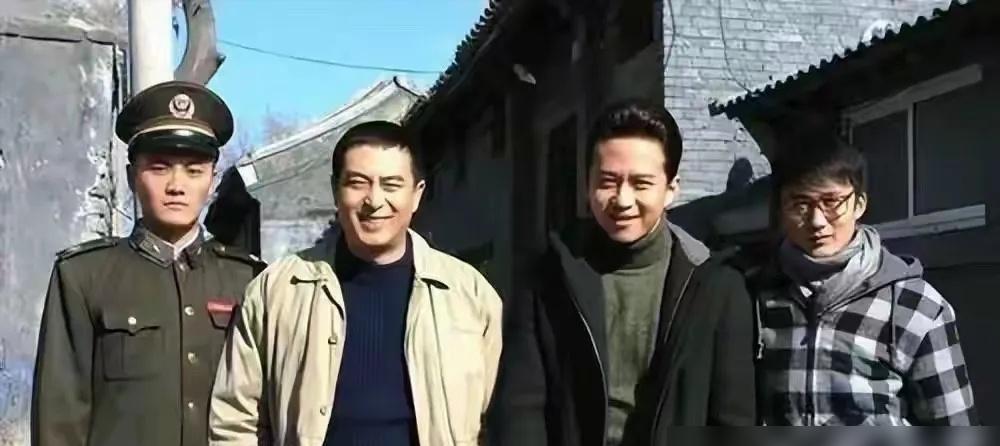 张嘉译拍戏带俩人进组，一个是小姨养大的表弟姬他，一个是北京没饭吃时塞房租的兄弟孙