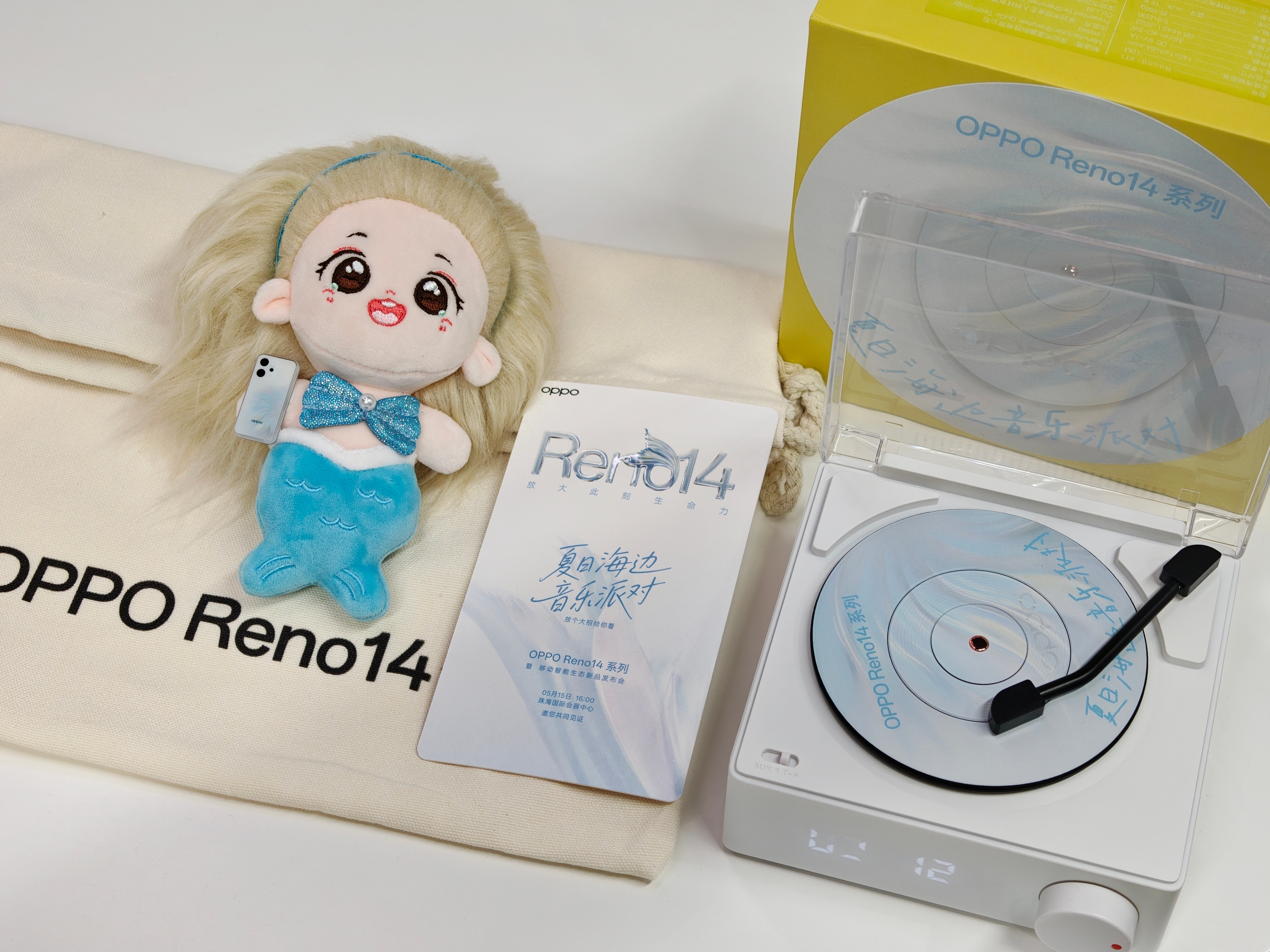Reno14定档5月15日珠海发布这次邀请函是一个CD机造型的音乐盒，里面不仅有